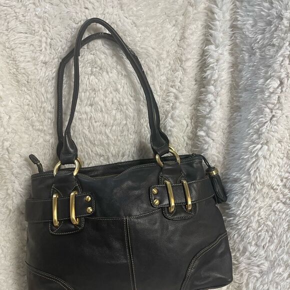 B. Makowsky soft leather black shoulder bag gold tone hardwares &tassel accents. - Picture 4 of 13